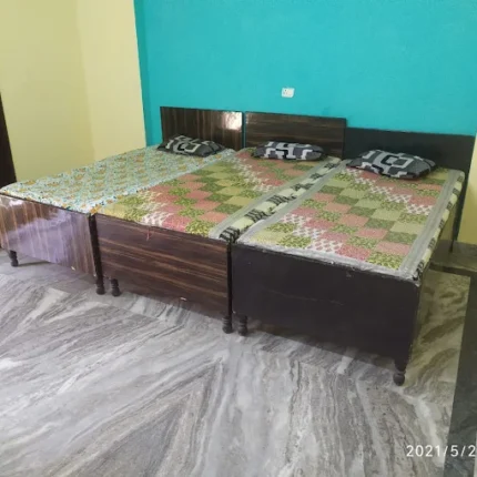 Living point pg for girls in sector-61 Noida